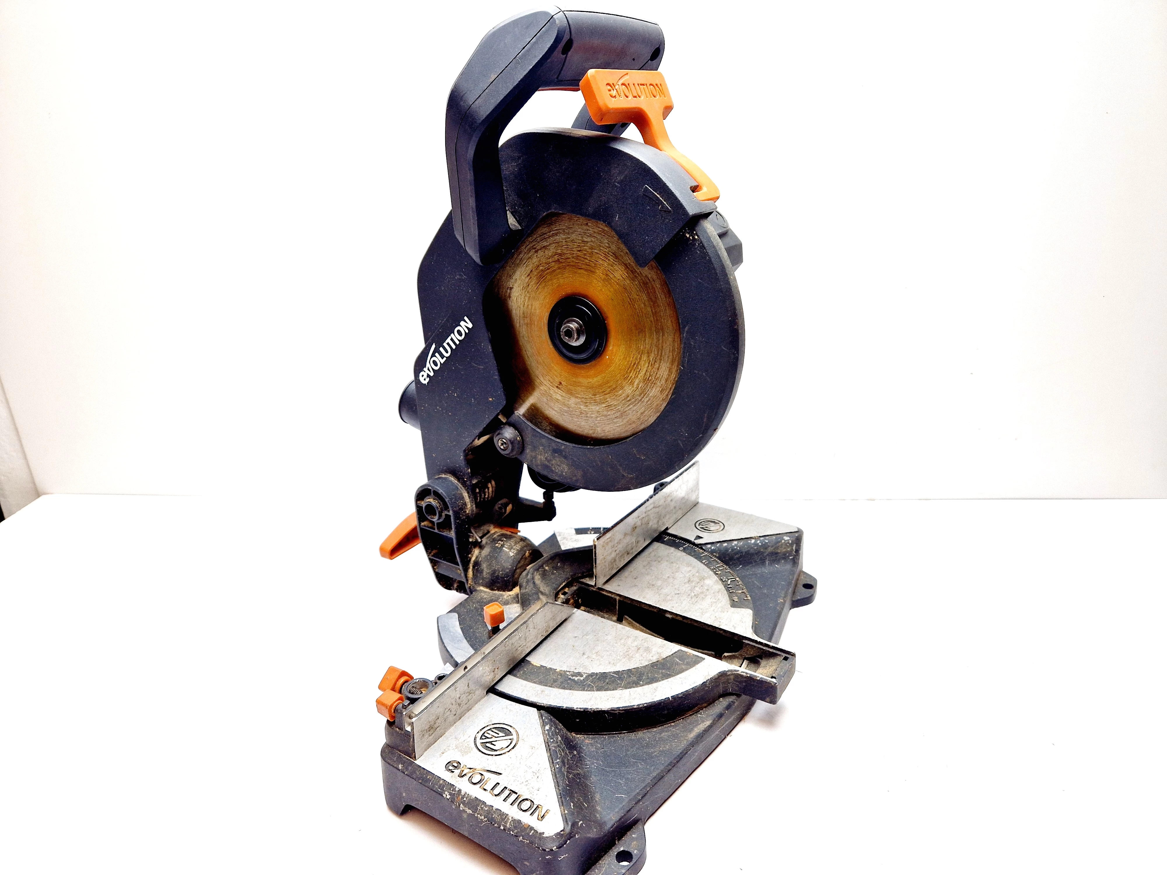 pila-ukosnica-cms-r210-1200w-srednica-tarczy-210