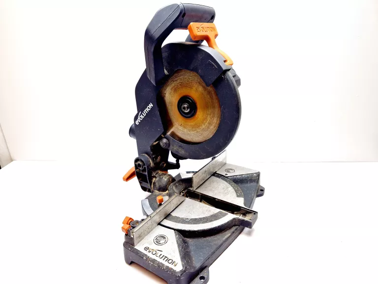 pila-ukosnica-cms-r210-1200w-srednica-tarczy-210