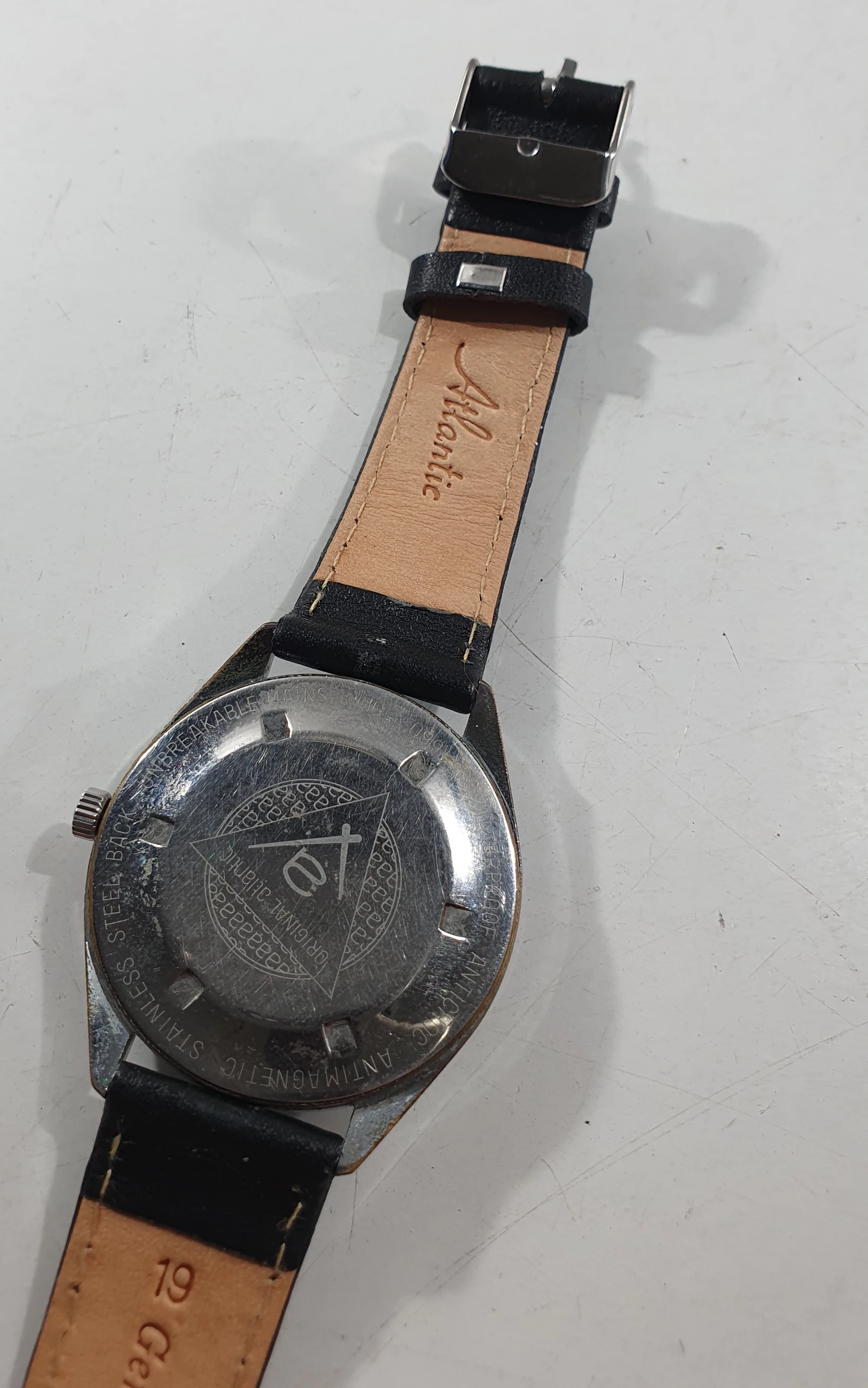 zegarek-atlantic-worldmaster-antichoc-opis-ksztalt-koperty-okragla