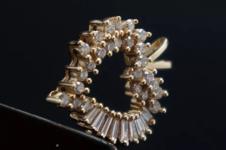 ZŁOTA ZAWIESZKA 585 4,10G Z DIAMENTAMI 34 SZT