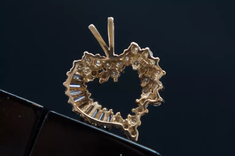 ZŁOTA ZAWIESZKA 585 4,10G Z DIAMENTAMI 34 SZT