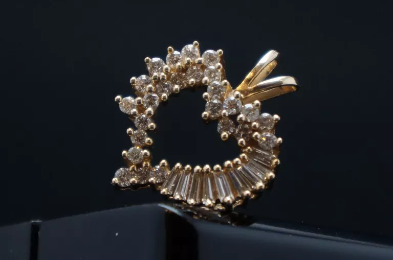 ZŁOTA ZAWIESZKA 585 4,10G Z DIAMENTAMI 34 SZT