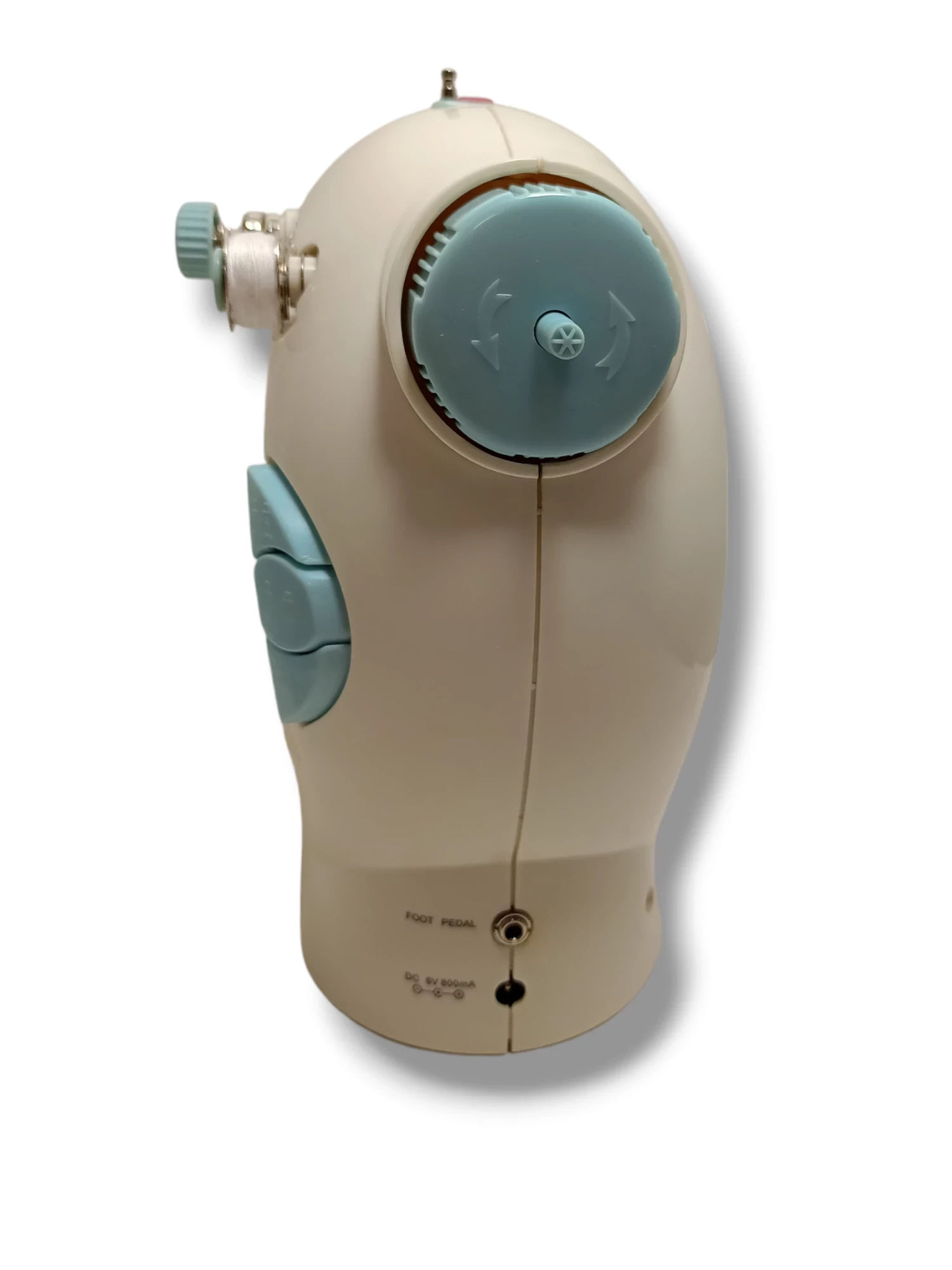 mini-maszyna-do-szycia-z-rossmanna-bialo-niebieska-karton-uszkodzona-kolor-dominujacy-129357-2