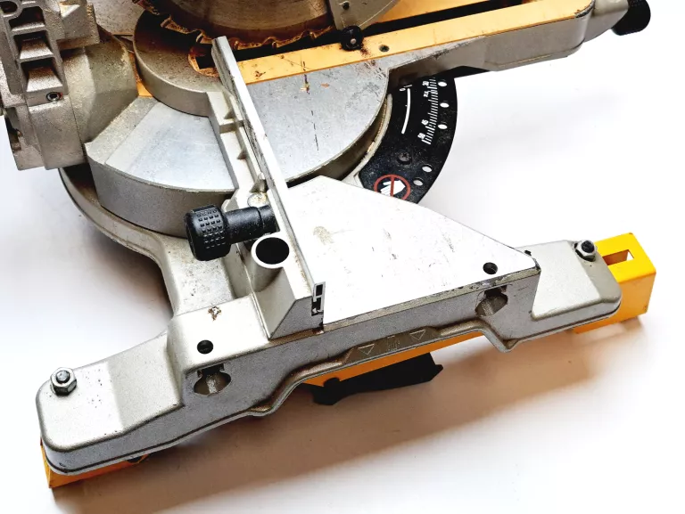 PIŁA UKOŚNICA DEWALT DW777 QS