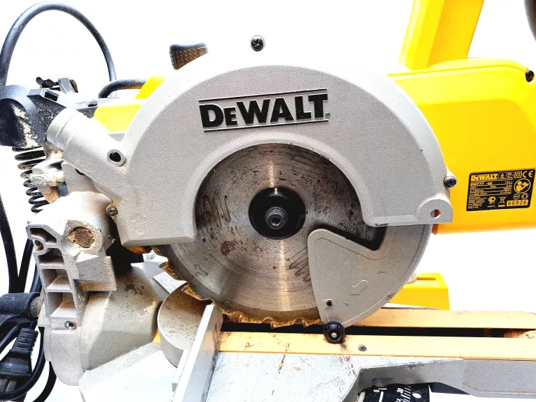 PIŁA UKOŚNICA DEWALT DW777 QS