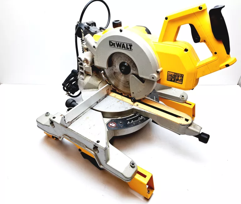 PIŁA UKOŚNICA DEWALT DW777 QS