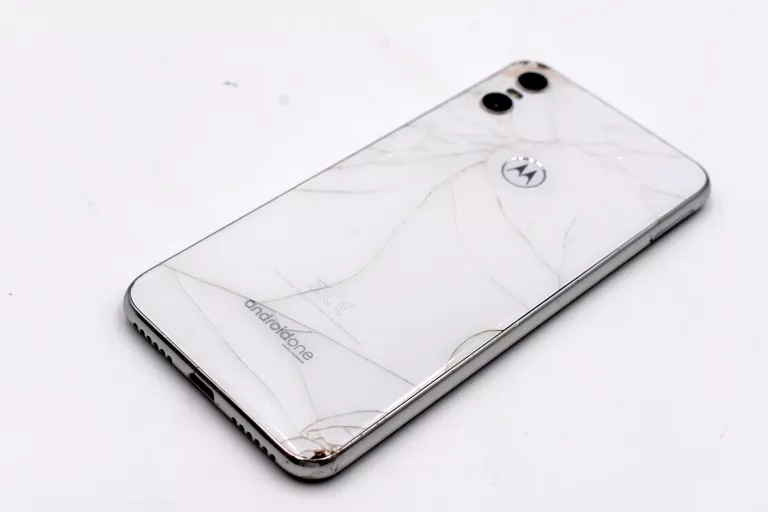 SMARTFON MOTOROLA ONE 4 GB / 64 GB 4G (LTE) #ZBITE PLECKI