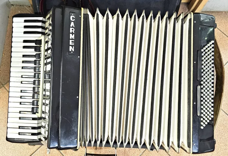 AKORDEON CARMEN 1972R 120 BASÓW / FUTERAŁ/ BYDGOSKA FABRYKA AKORDEONÓW