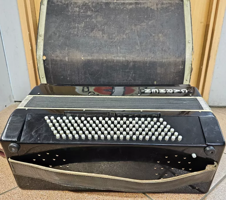 AKORDEON CARMEN 1972R 120 BASÓW / FUTERAŁ/ BYDGOSKA FABRYKA AKORDEONÓW