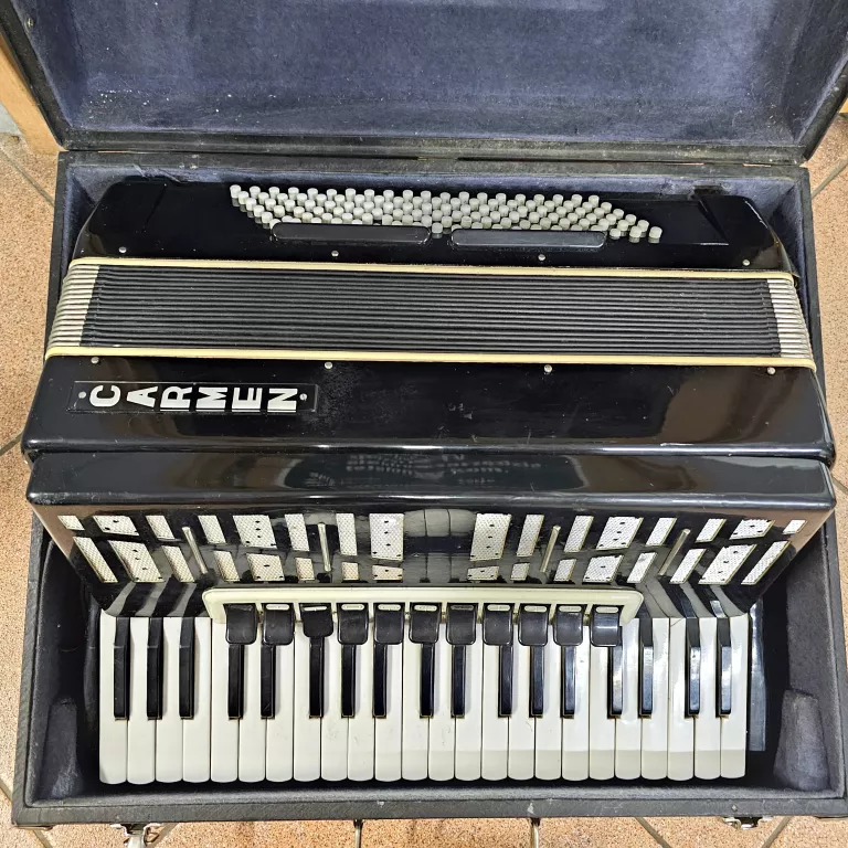 AKORDEON CARMEN 1972R 120 BASÓW / FUTERAŁ/ BYDGOSKA FABRYKA AKORDEONÓW