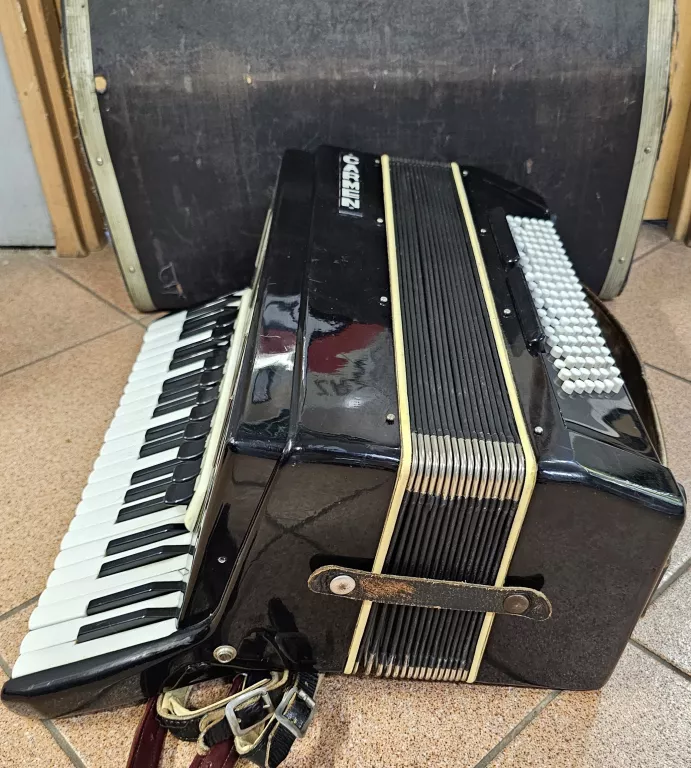 AKORDEON CARMEN 1972R 120 BASÓW / FUTERAŁ/ BYDGOSKA FABRYKA AKORDEONÓW