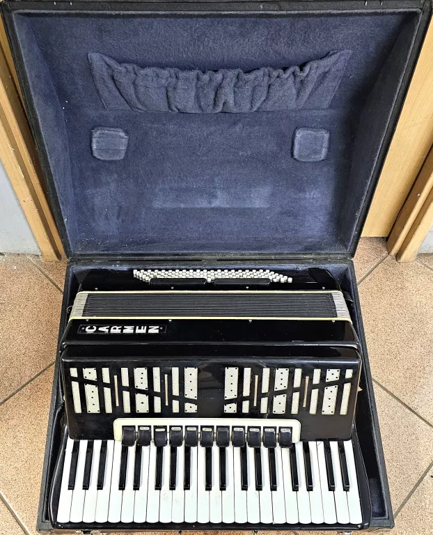 AKORDEON CARMEN 1972R 120 BASÓW / FUTERAŁ/ BYDGOSKA FABRYKA AKORDEONÓW