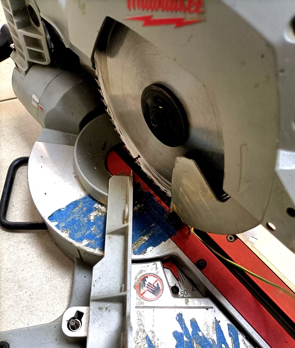 pila-ukosnica-milwaukee-ms-216-sb-seria-m18-fms190-0