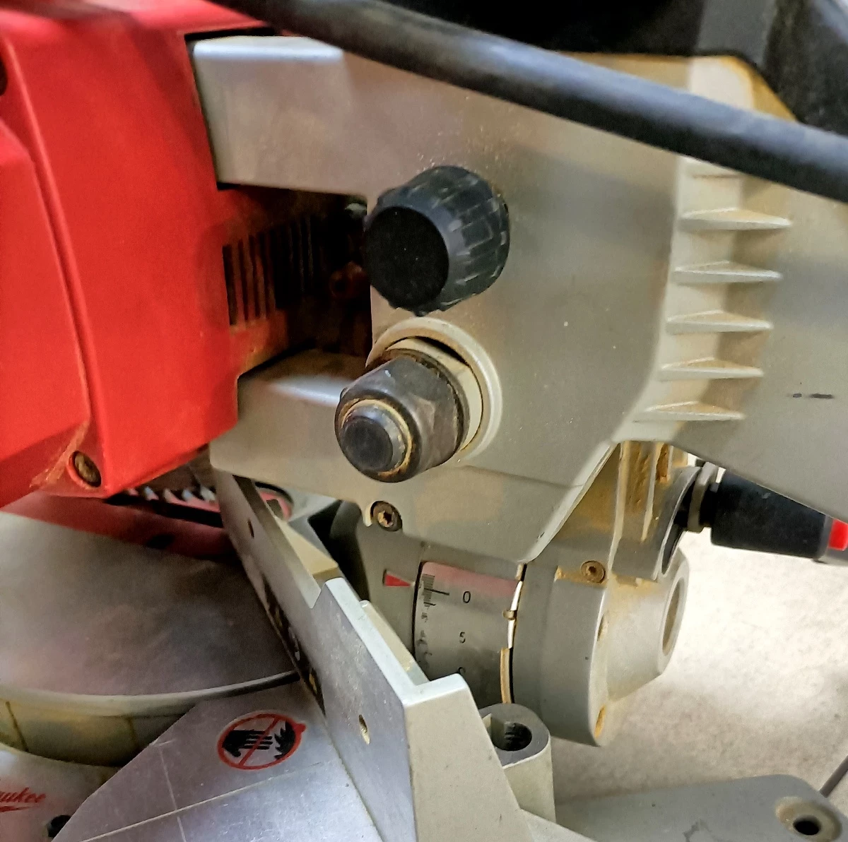 pila-ukosnica-milwaukee-ms-216-sb-maksymalna-moc-100