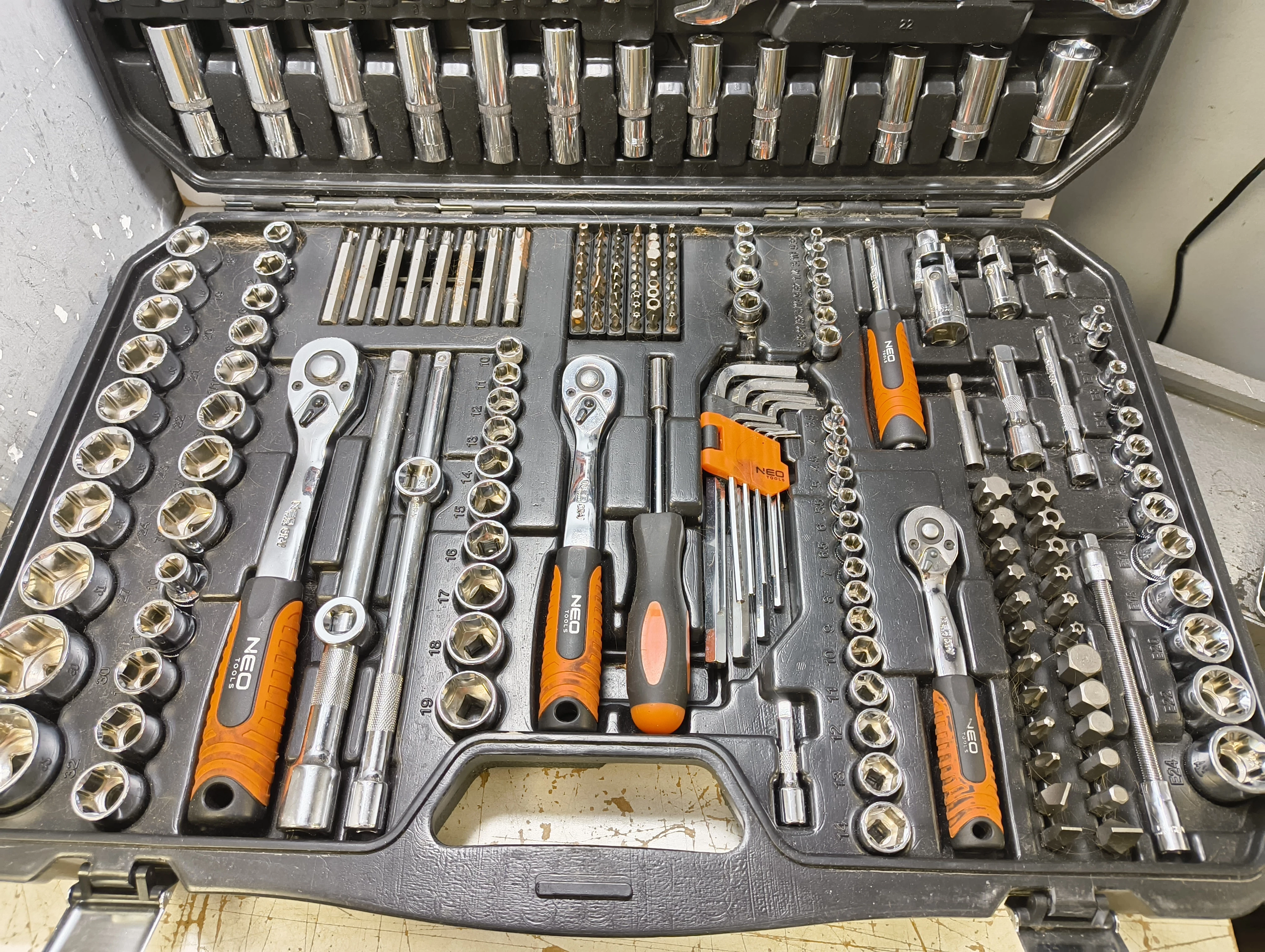 zestaw-kluczy-neo-tools-233-pcs-marka-bez-marki