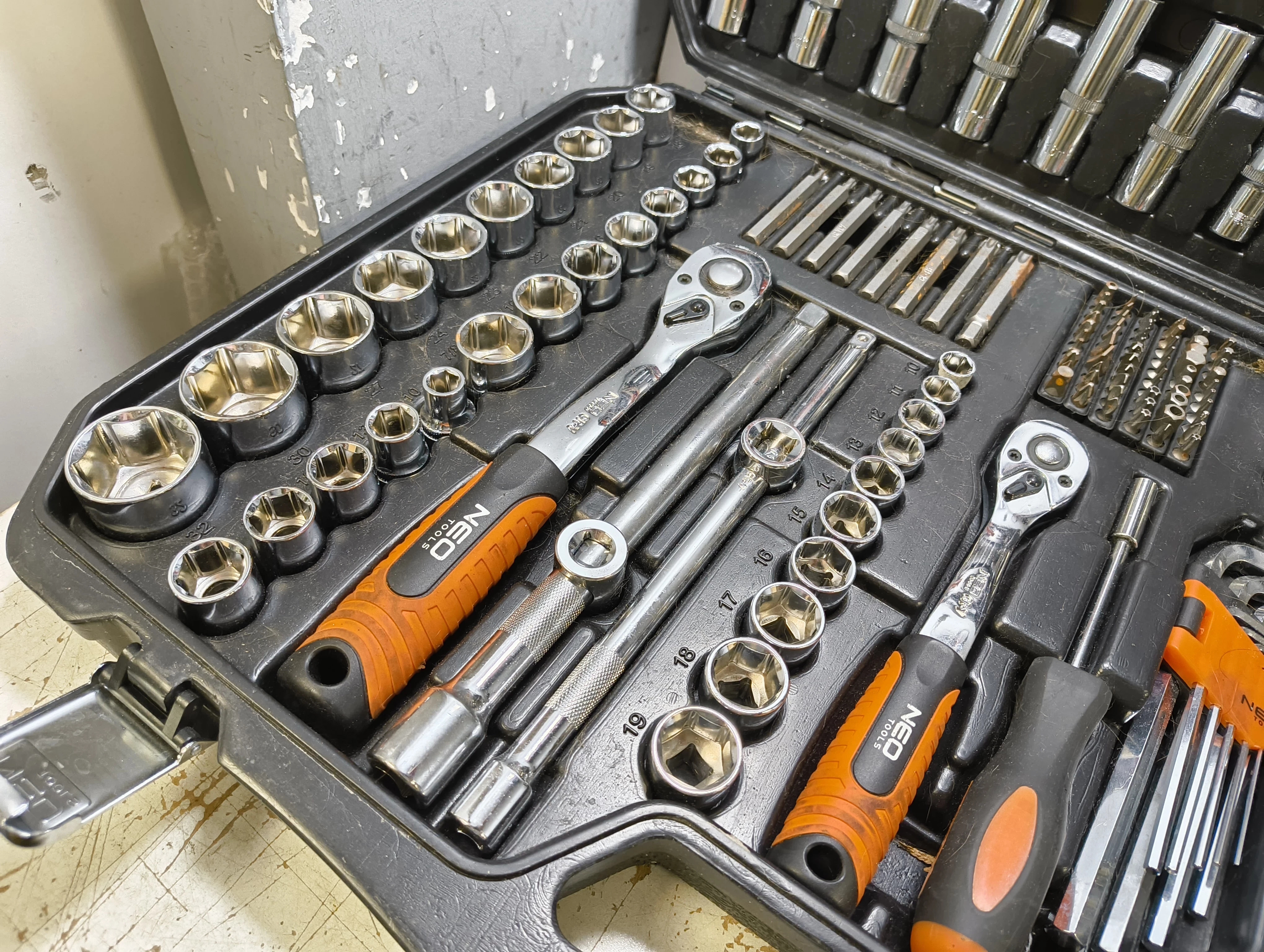 zestaw-kluczy-neo-tools-233-pcs-stan-uzywany