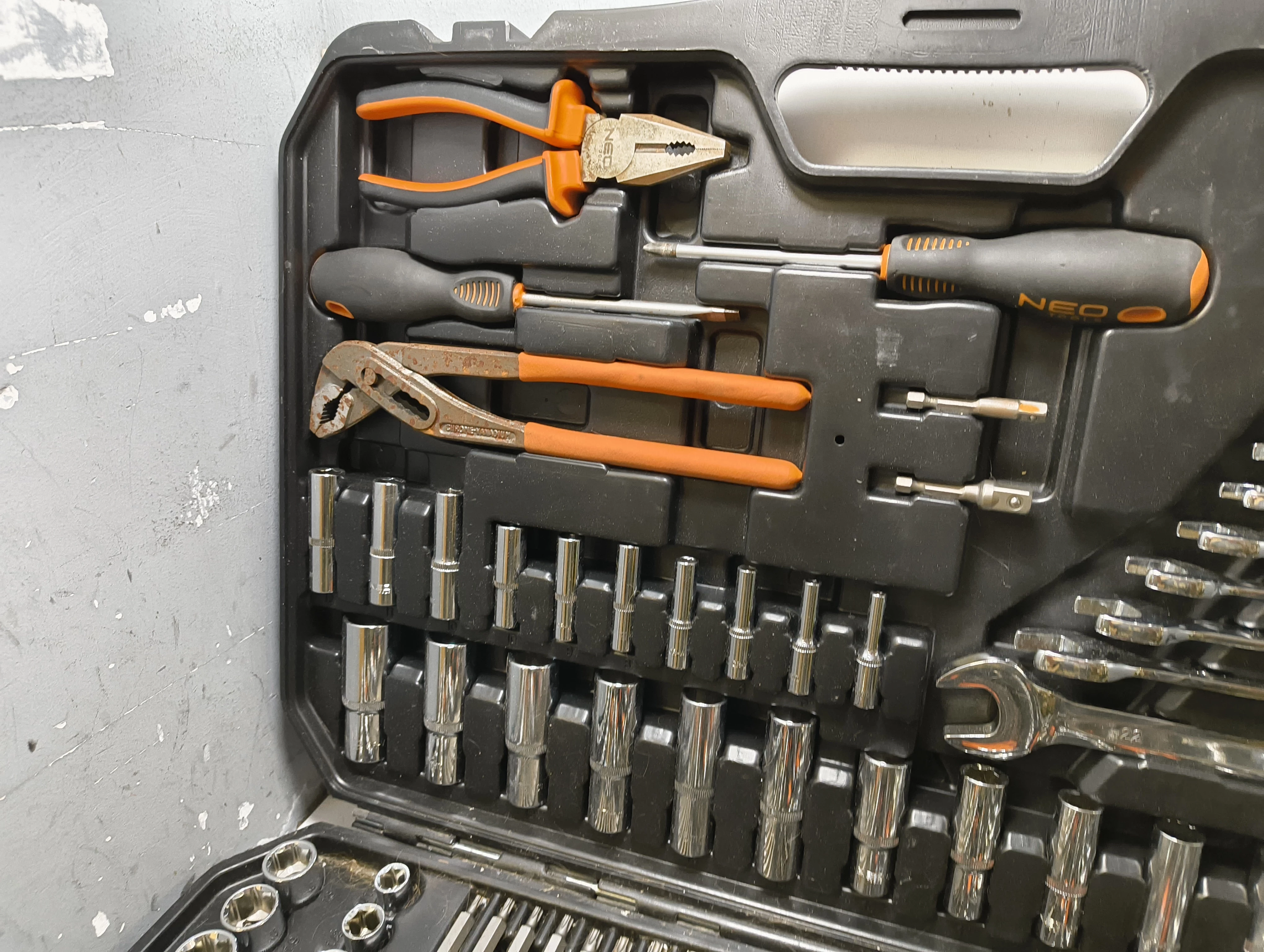 zestaw-kluczy-neo-tools-233-pcs-marka-bez-marki