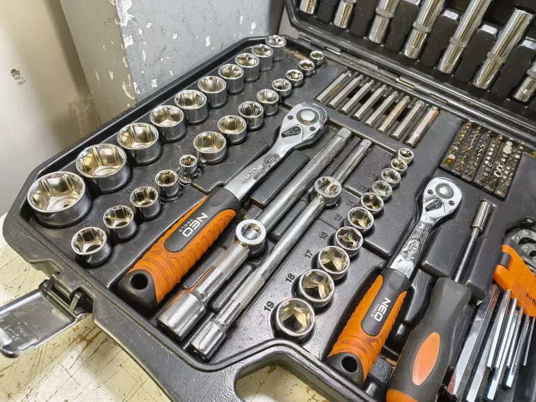 zestaw-kluczy-neo-tools-233-pcs-stan-uzywany