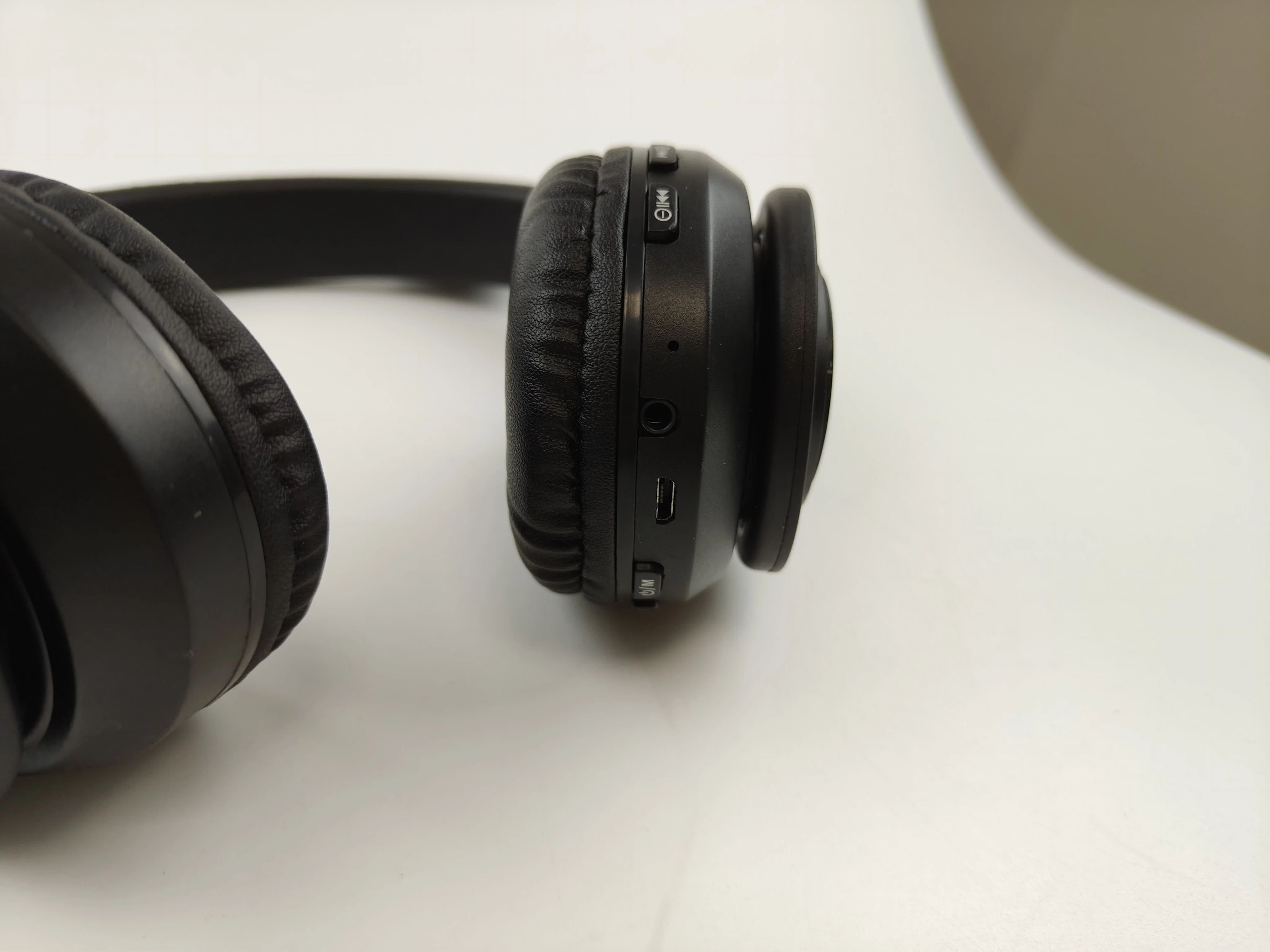 sluchawki-bezprzewodowe-bt-b39-czarne-transmisja-sygnalu-bluetooth