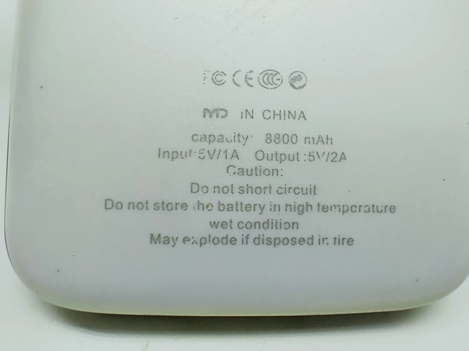 powerbank-gucci-8800mah-kabelek-stan-uzywany