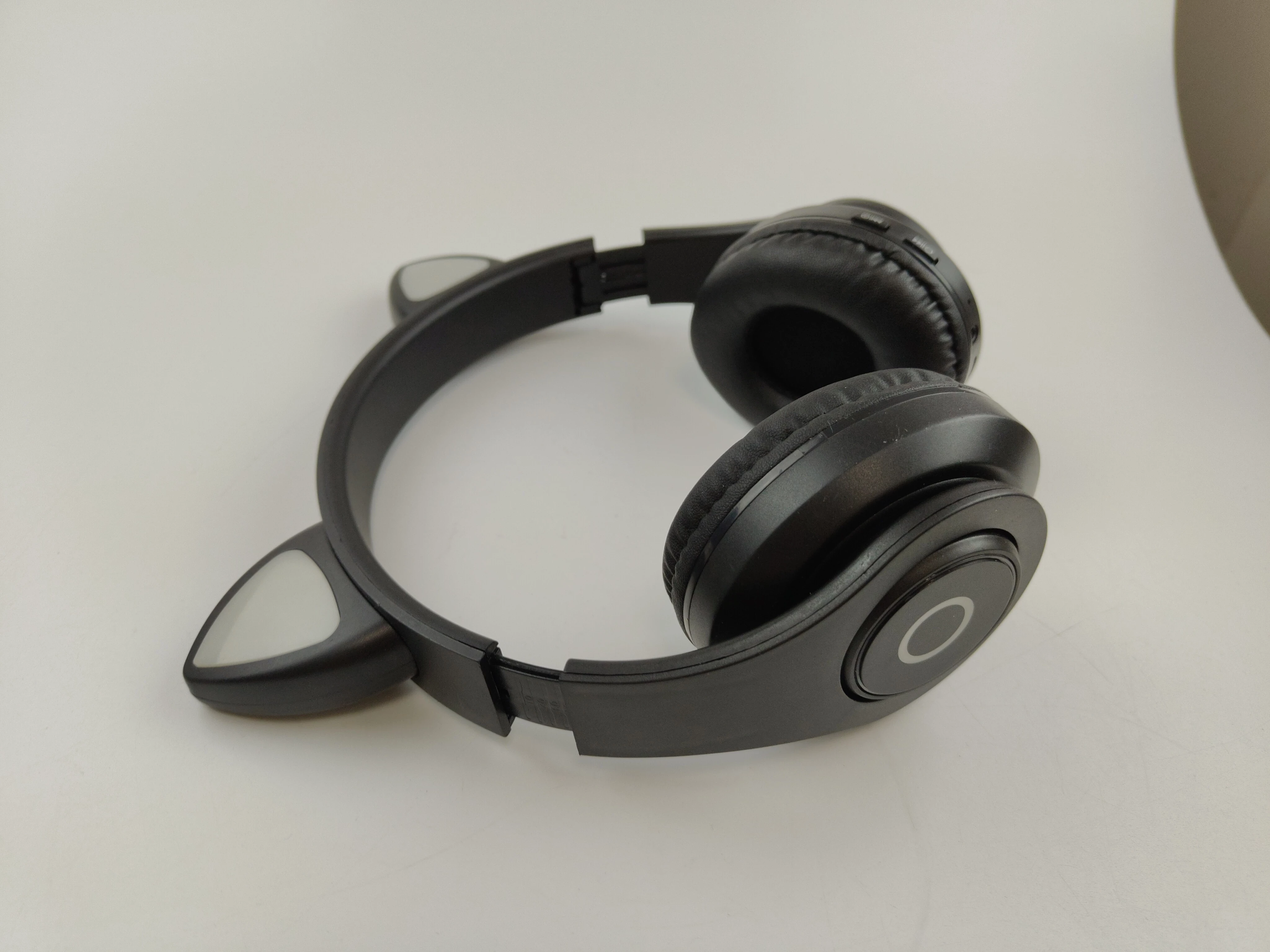 sluchawki-bezprzewodowe-bt-b39-czarne-kolor-dominujacy-czarny