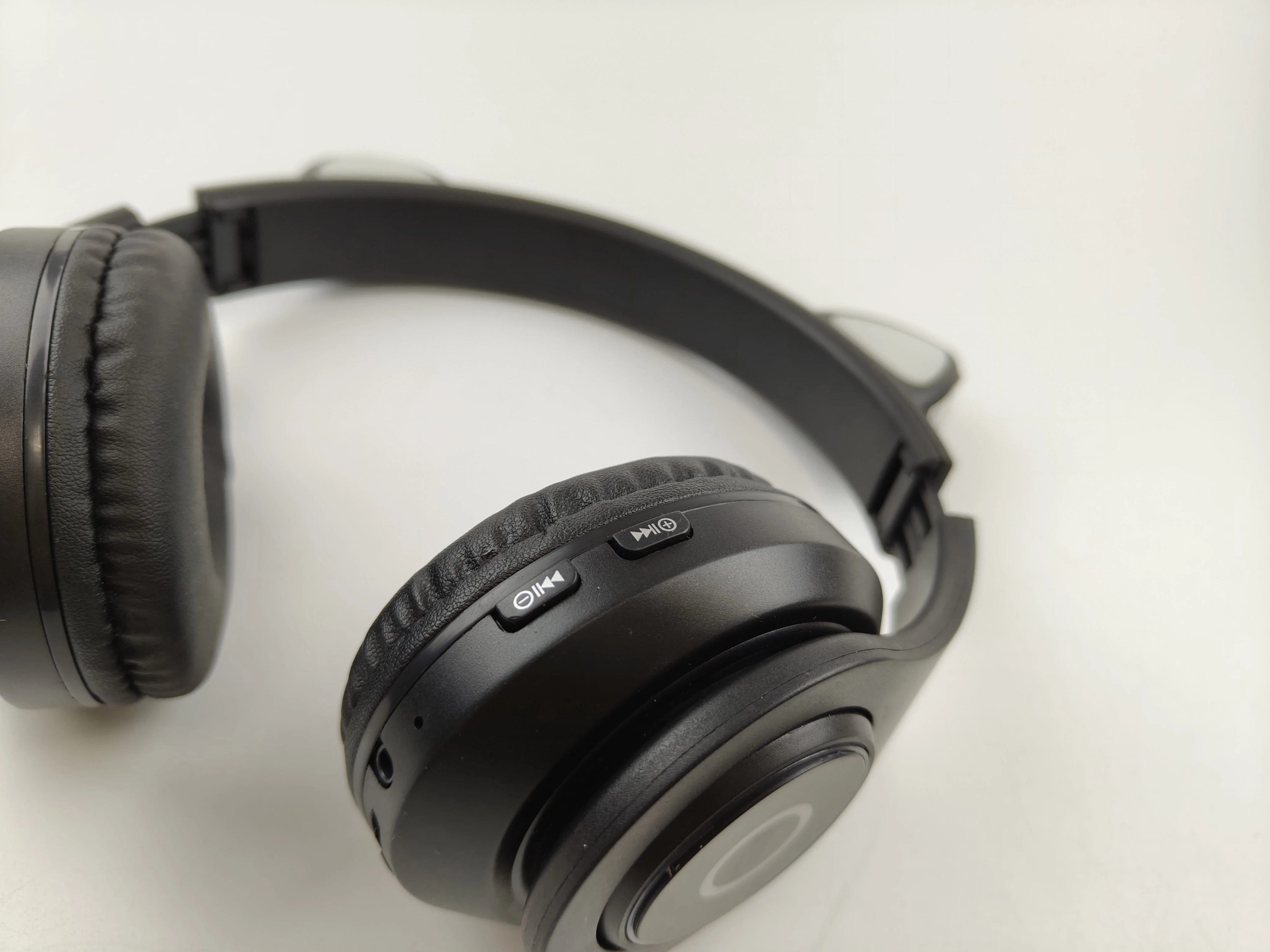 sluchawki-bezprzewodowe-bt-b39-czarne-rodzaj-sluchawek-nauszne