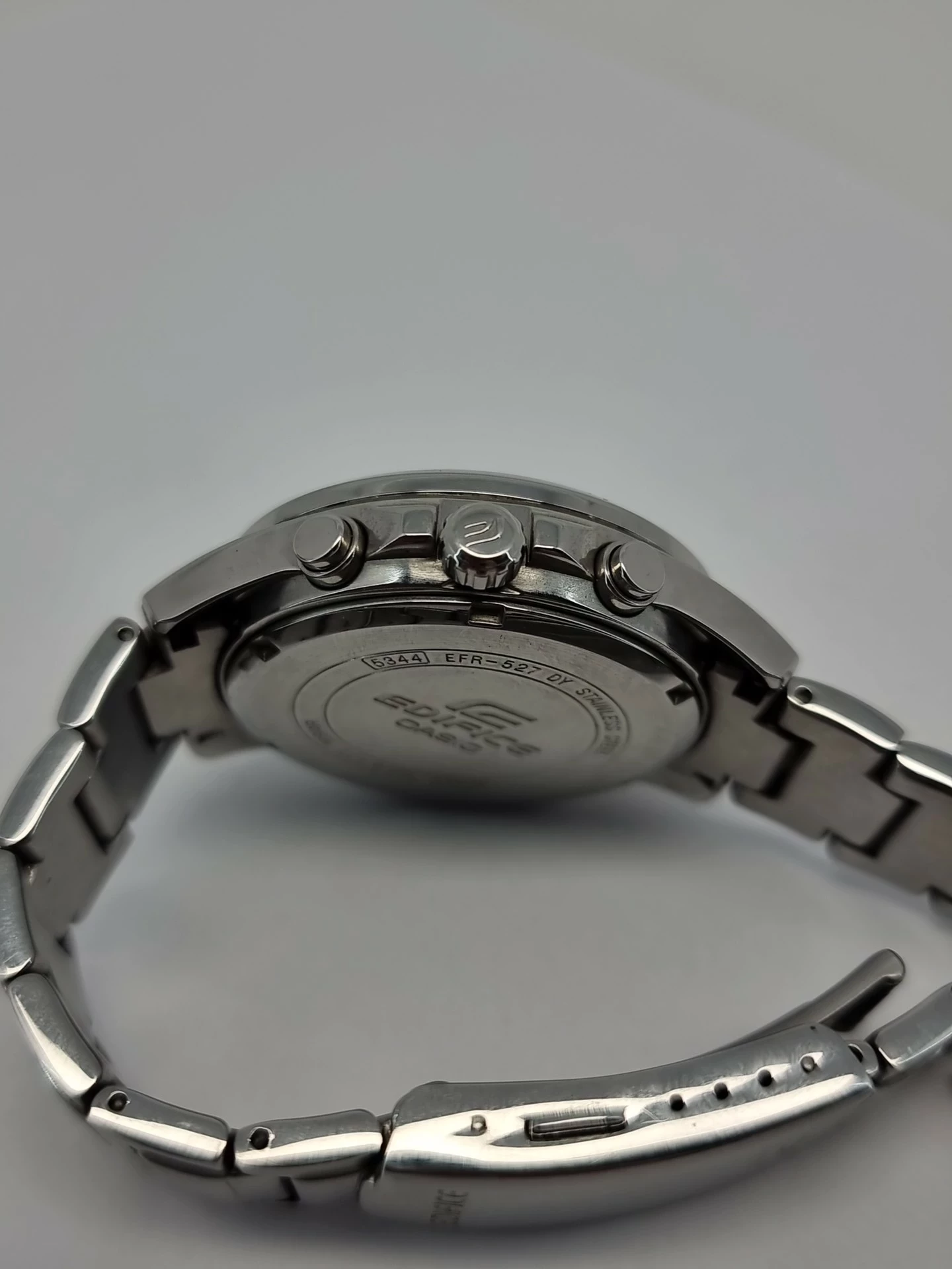 zegarek-casio-edifice-efr-527-ksztalt-koperty-okragla