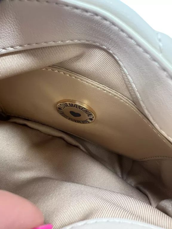 torebka-love-moschino-jasna-serduszka-material-dominujacy-203885-218281