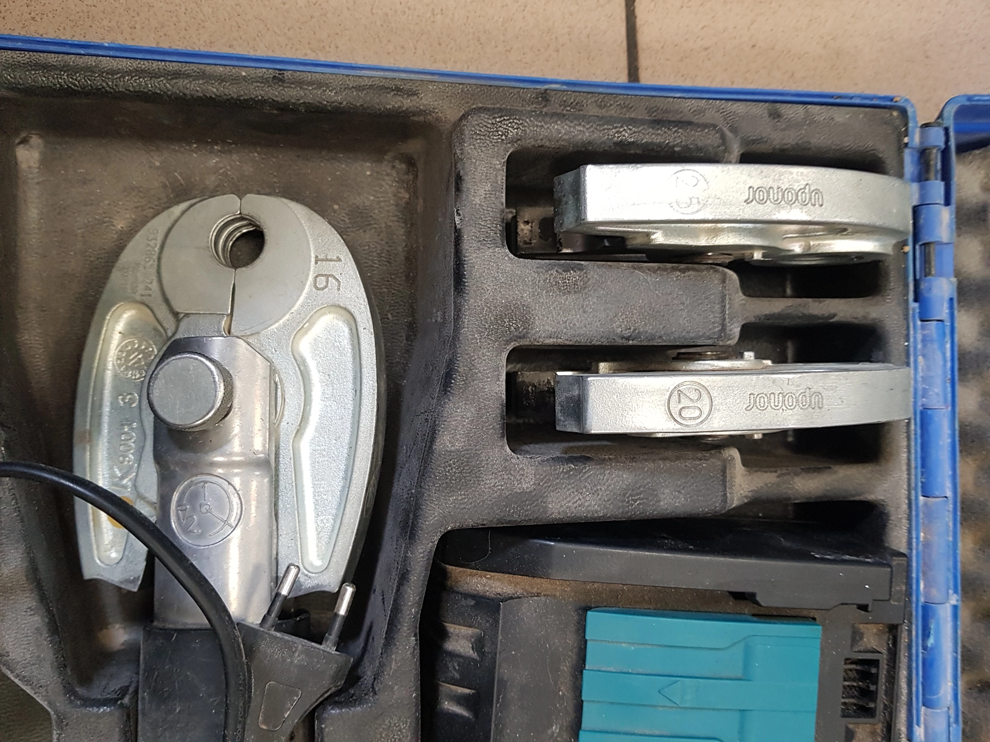 zaciskarka-klauke-uponor-mini-2-4-szczeki-2bat-i-ladowarka-w-walizce-olszewskiego-73-wroclaw