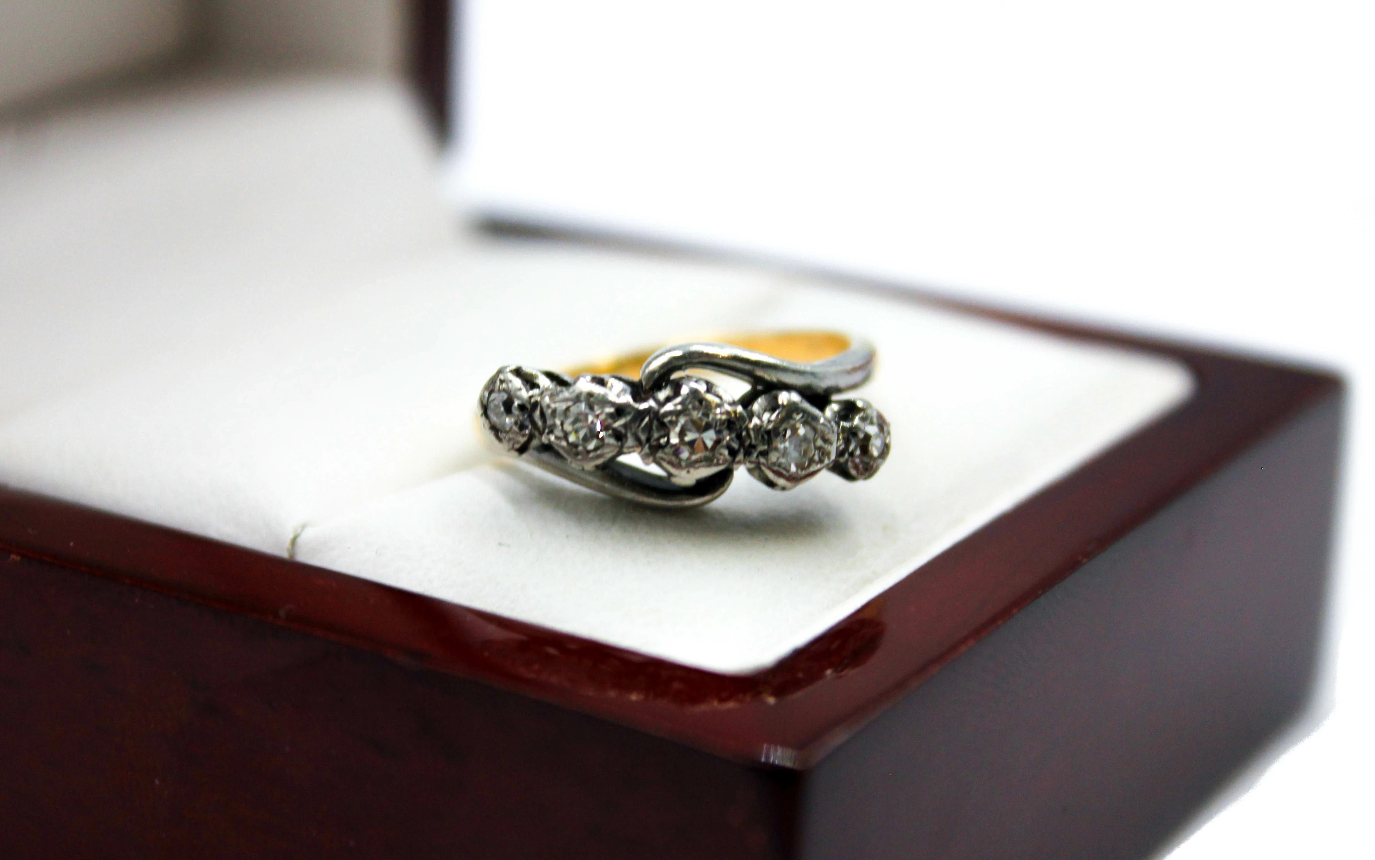 zloty-pierscionek-z-diamentem-30-g-r-12-pr-750-certyfikat-ean-gtin-5906952401122