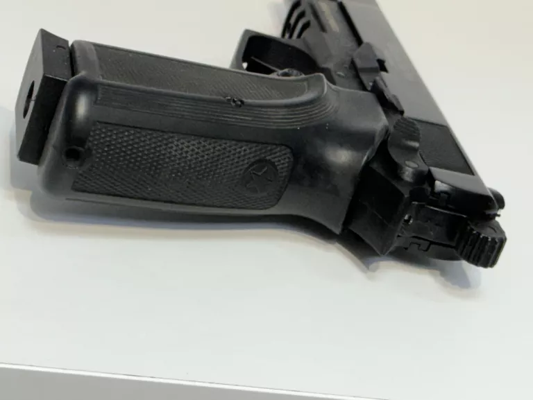 WIATRÓWKA / PISTOLET EKOL ES P66 4,5MM / CO2 / WALIZKA