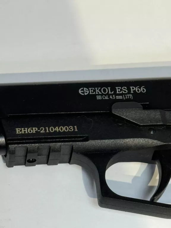 WIATRÓWKA / PISTOLET EKOL ES P66 4,5MM / CO2 / WALIZKA