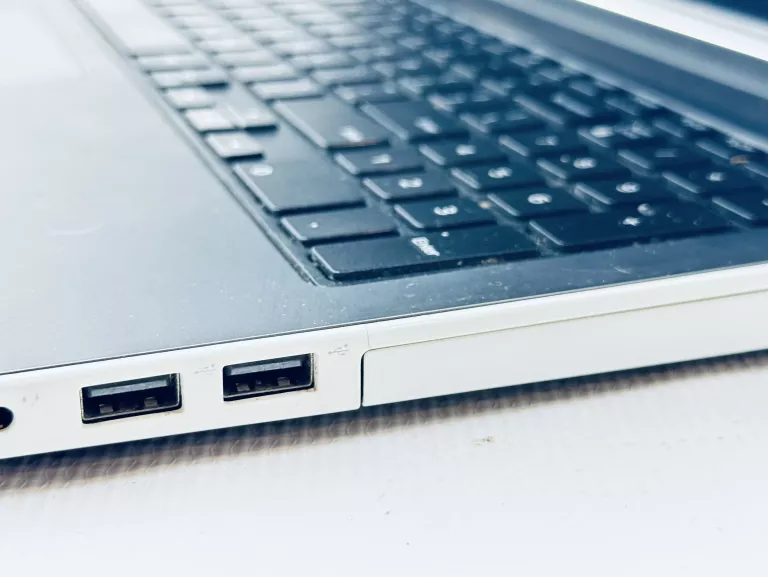 LAPTOP DELL P51F + ŁAD WIN 10/1TB HDD/4GB/I3 5 GEN OPIS !!