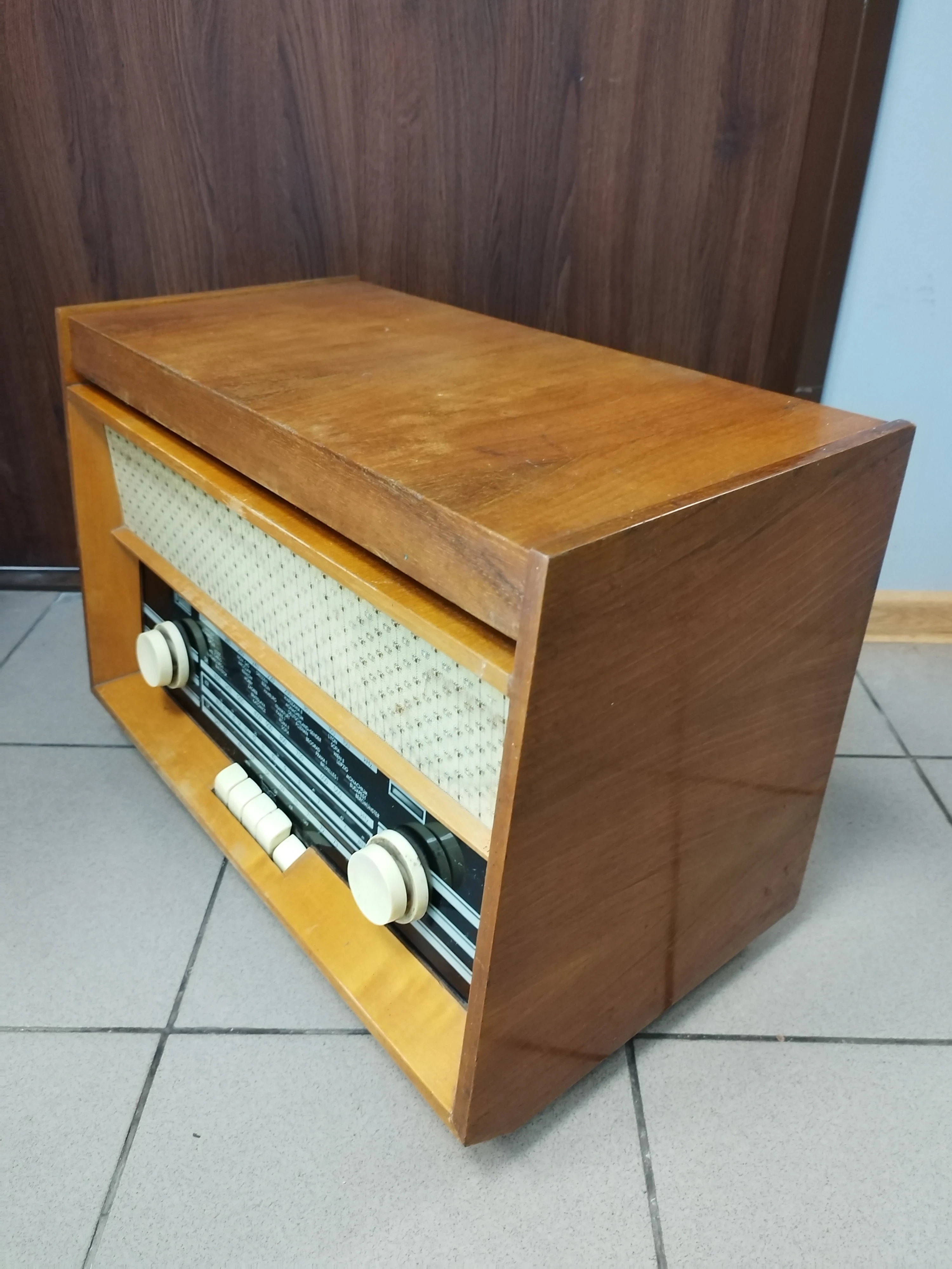 polskie-lampowe-radio-z-gramofonem-sonata-22002-kolor-brazowy