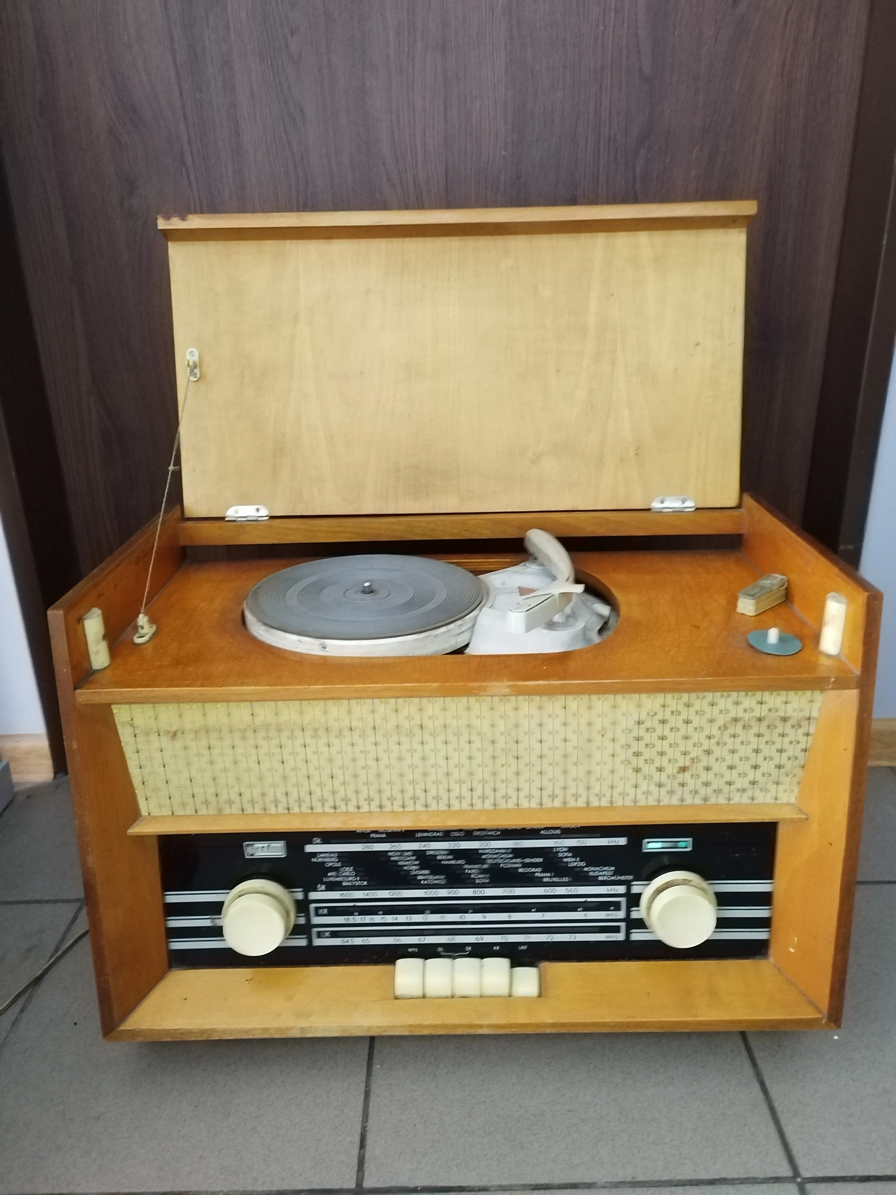 polskie-lampowe-radio-z-gramofonem-sonata-22002-plac-wolnosci-7-mogilno
