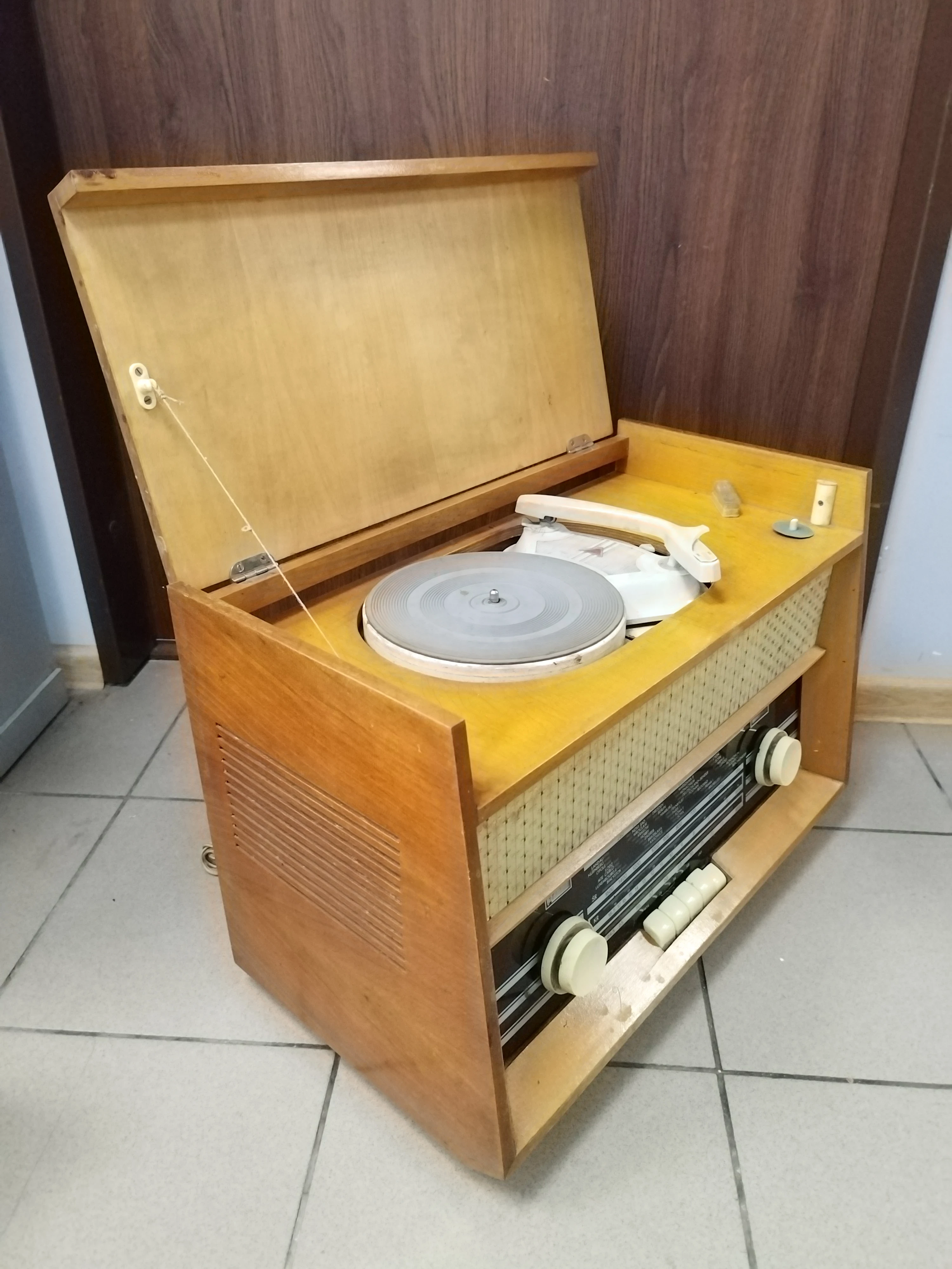 polskie-lampowe-radio-z-gramofonem-sonata-22002-stan-uzywany