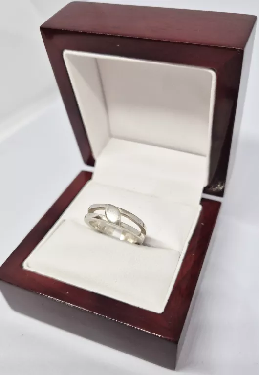 SREBRNY PIERŚCIONEK 4,13 G 925