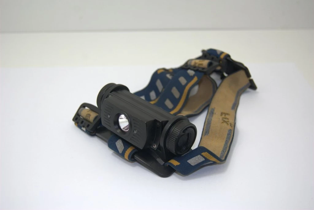 latarka-czolowa-fenix-hl60r-stan-uzywany