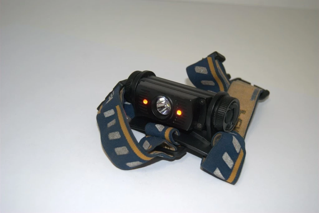 latarka-czolowa-fenix-hl60r-kolor-dominujacy-czarny