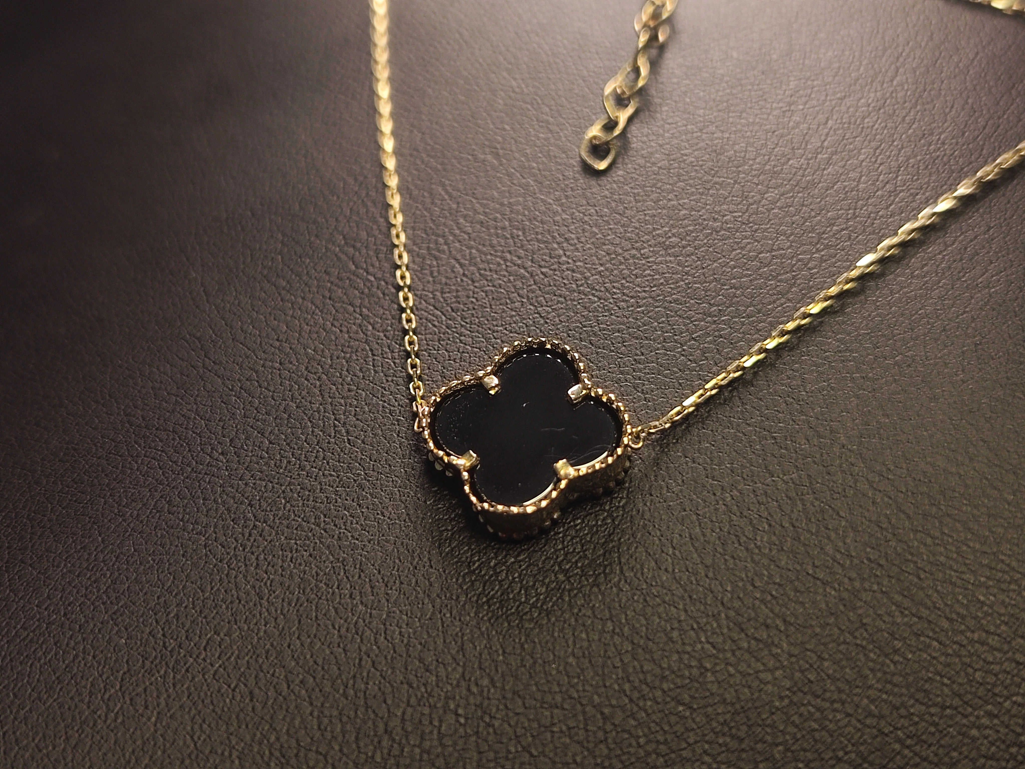 zlota-bransoletka-kwiatek-z-czarna-masa-585237g-material-15835-2