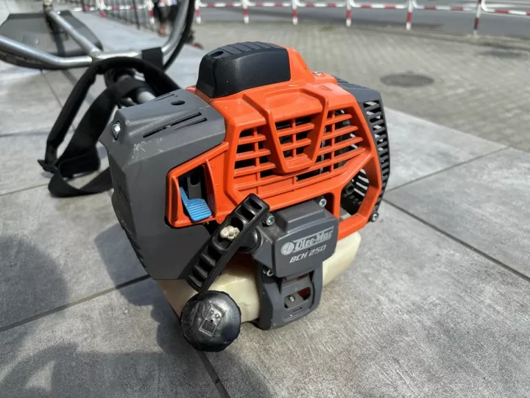 KOSA PODKASZARKA SPALINOWA OLEO-MAC BCH 250 T
