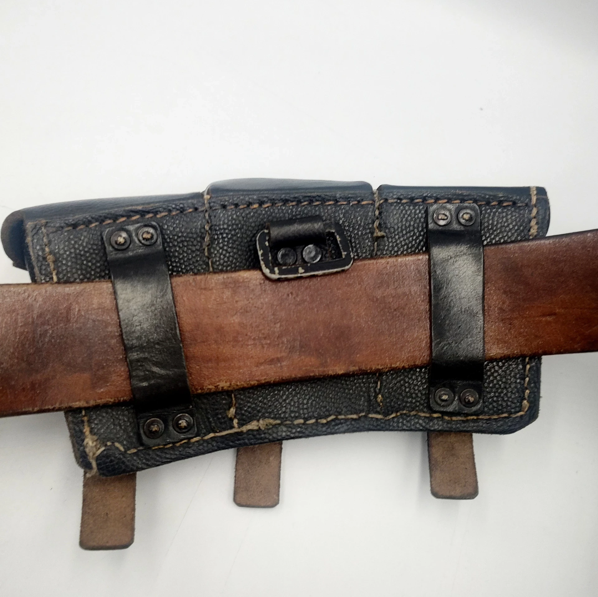 stary-niemiecki-pas-gott-mit-uns-kod-producenta-pas-wojskowy