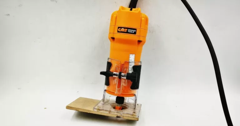 FREZARKA RĘCZNA CMT 550W CMT10