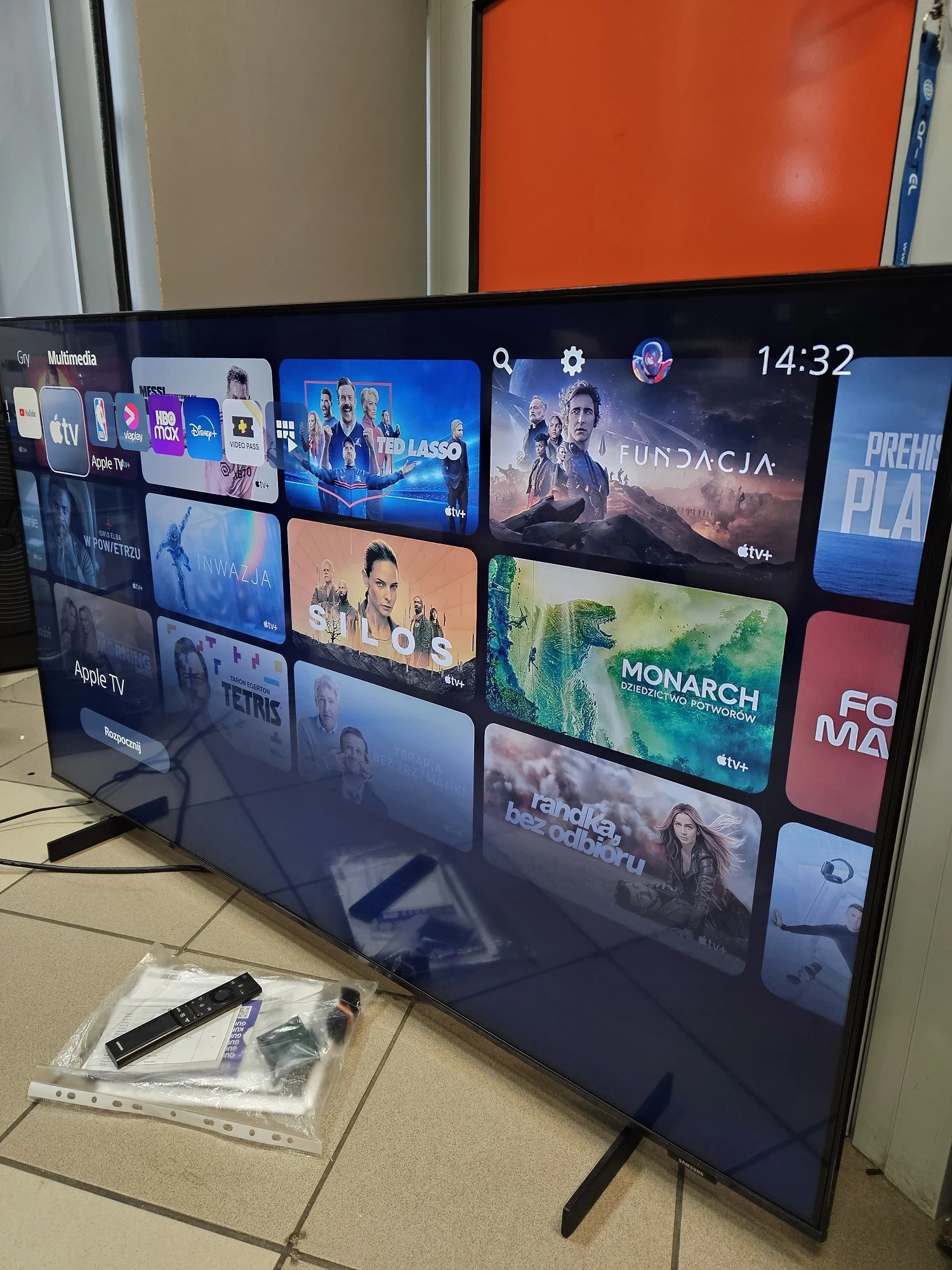 telewizor-samsung-ue55au8002k-55-led-4k-tizen-pilot-nogi-marka-samsung