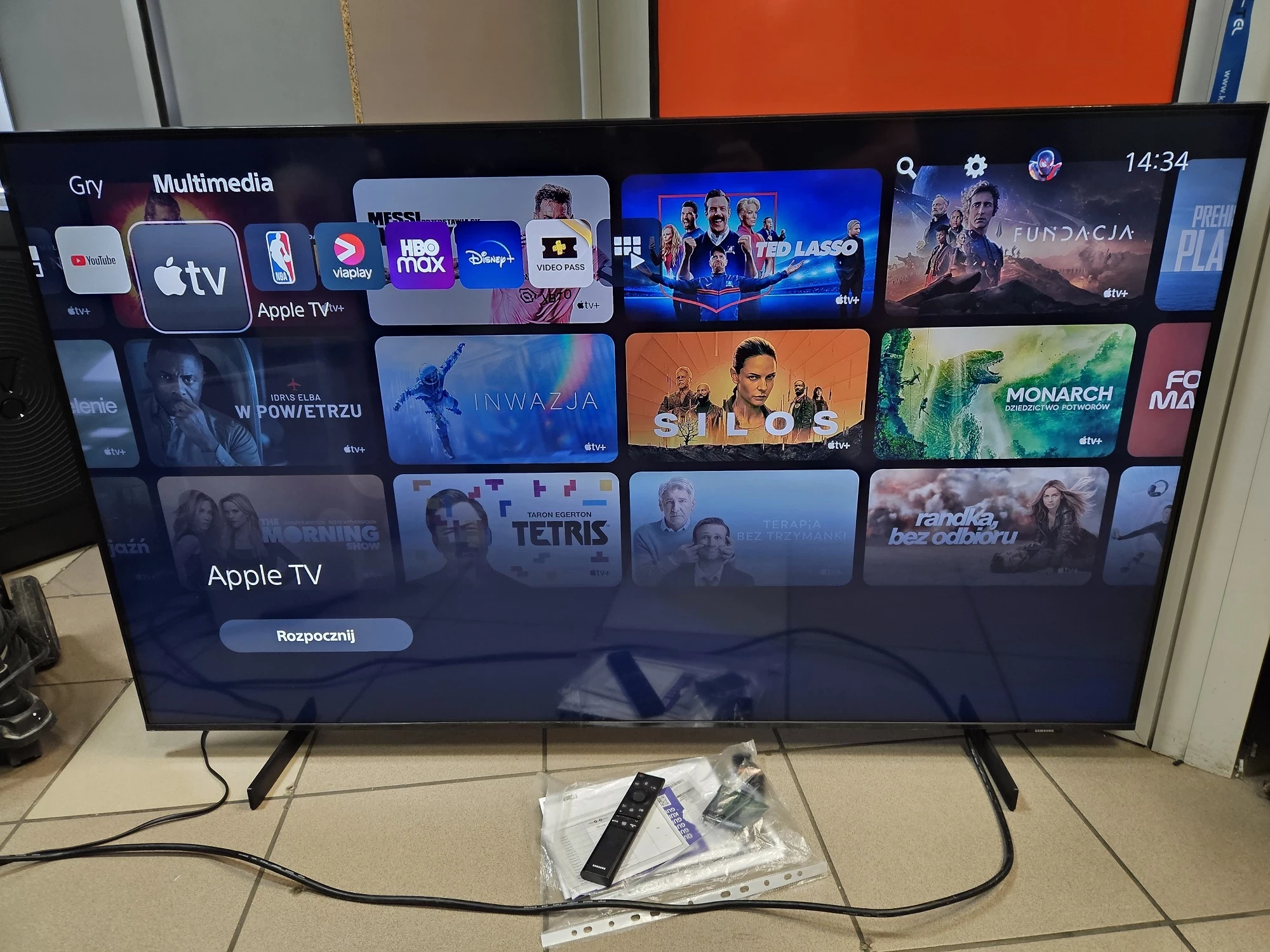 telewizor-samsung-ue55au8002k-55-led-4k-tizen-pilot-nogi-smart-tv-tizen