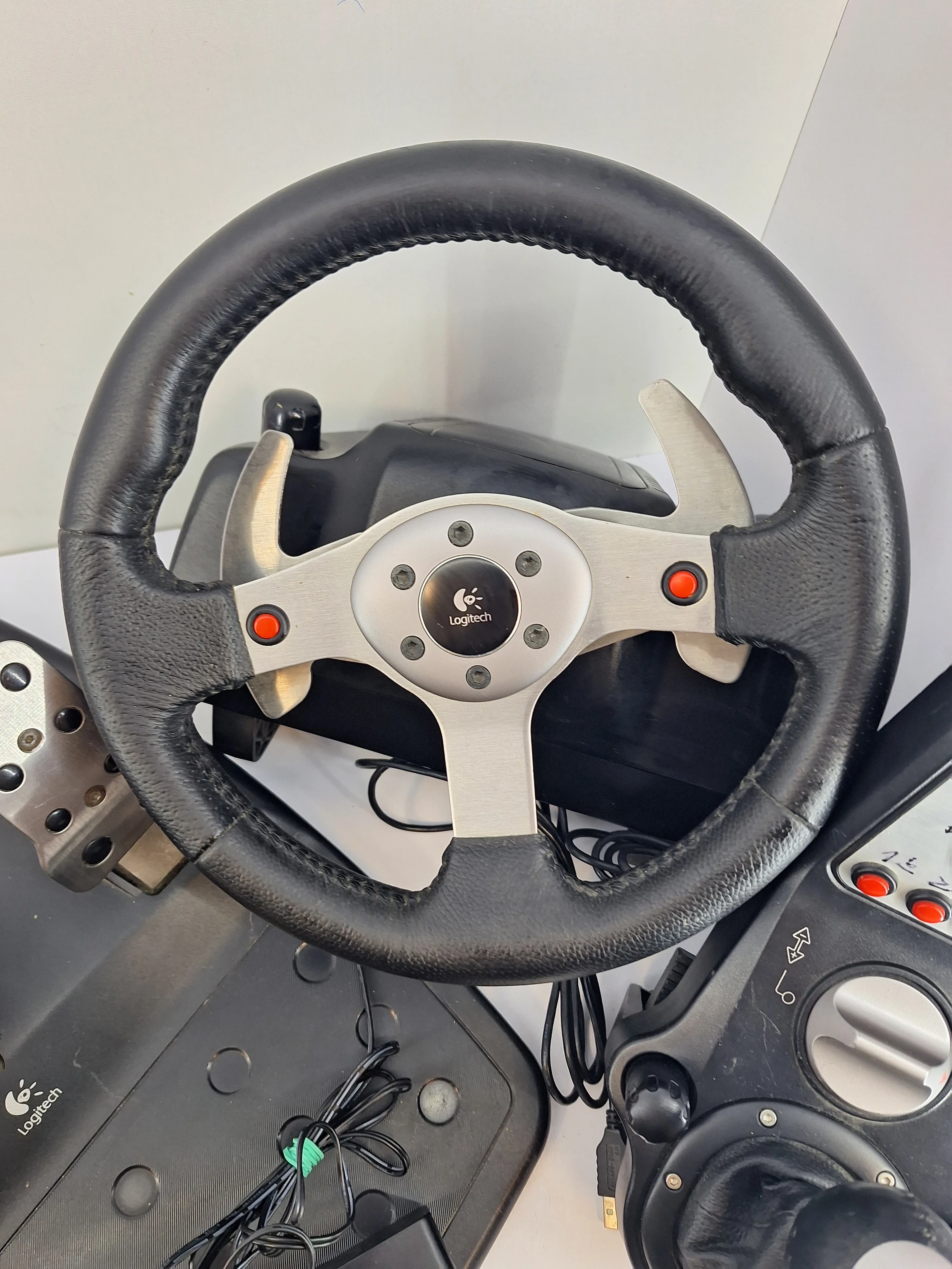 zestaw-logitech-g25-kierownuica-biegi-pedaly-stan-11323-2