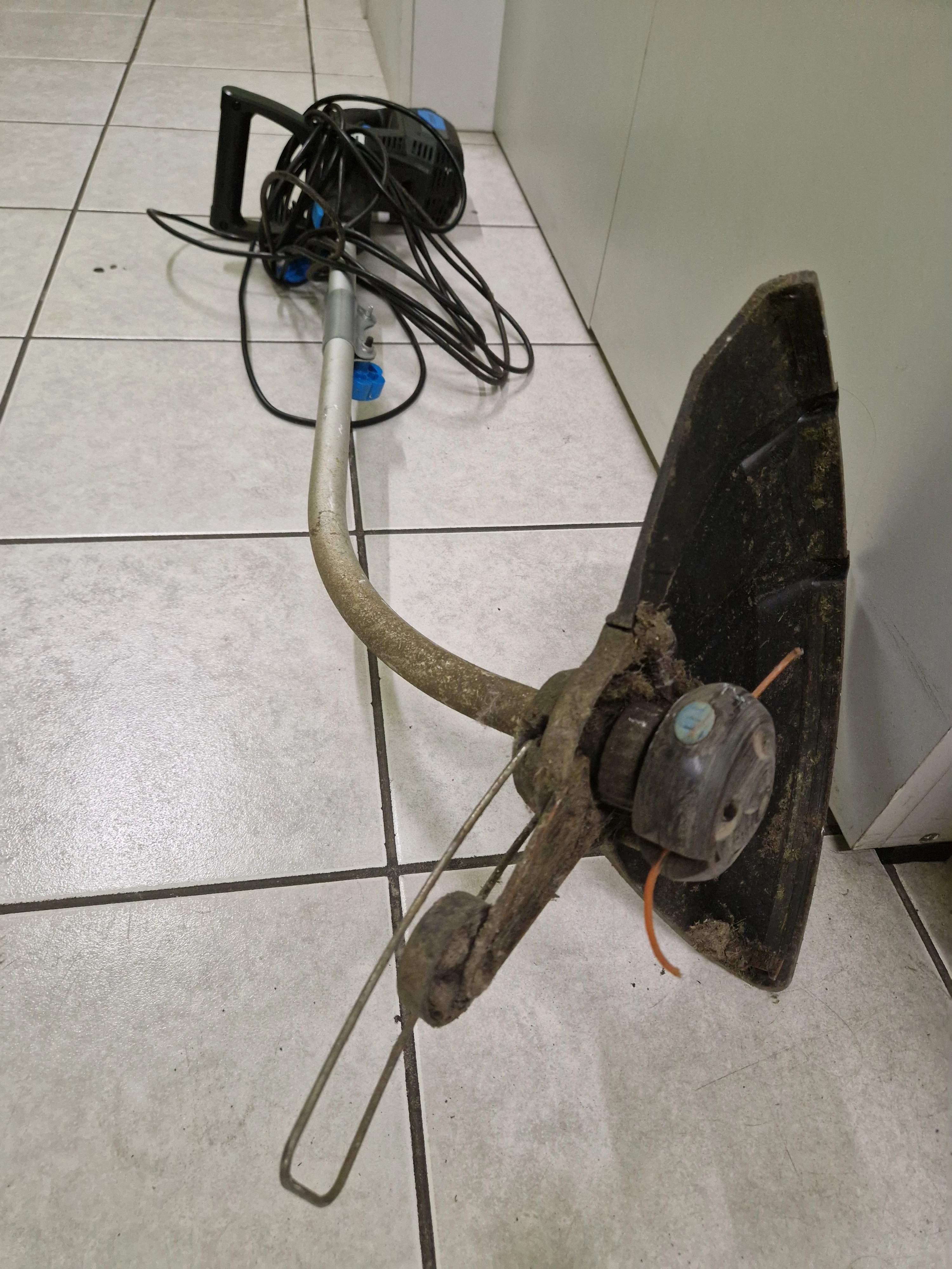 podkaszarka-elektryczna-macallister-mgtp1000-stan-11323-2