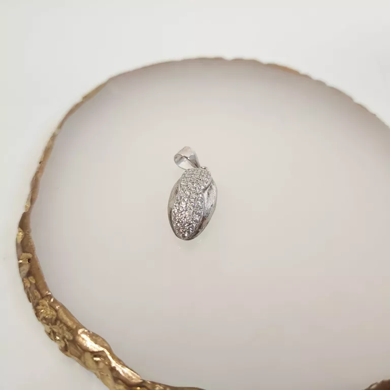 srebrna-zawieszka-z-cyrkoniami-210g-plac-daszynskiego-5-czestochowa-sj