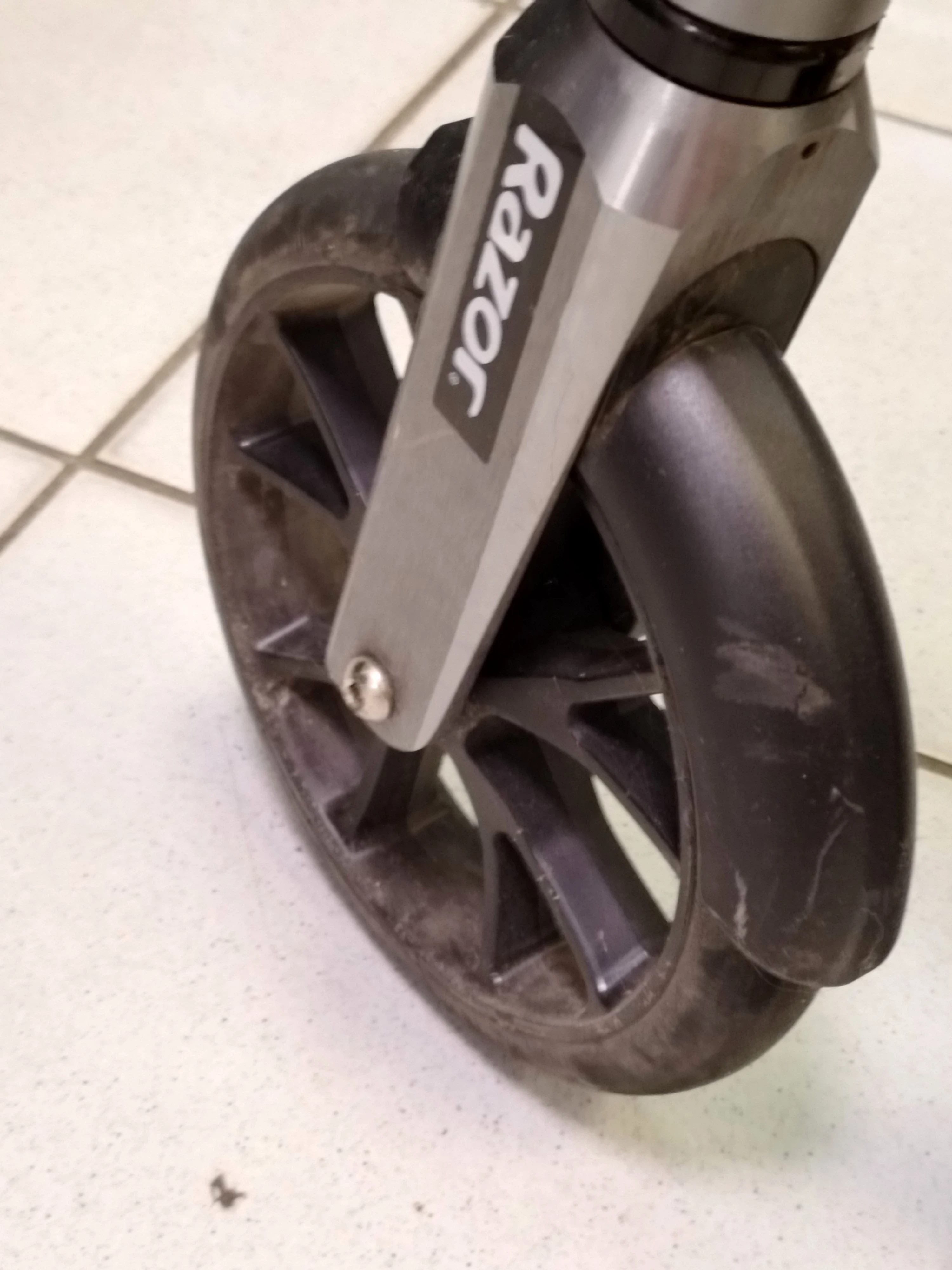 hulajnoga-razor-e-prime-air-250-w-24-kmh-predkosc-maksymalna-2400