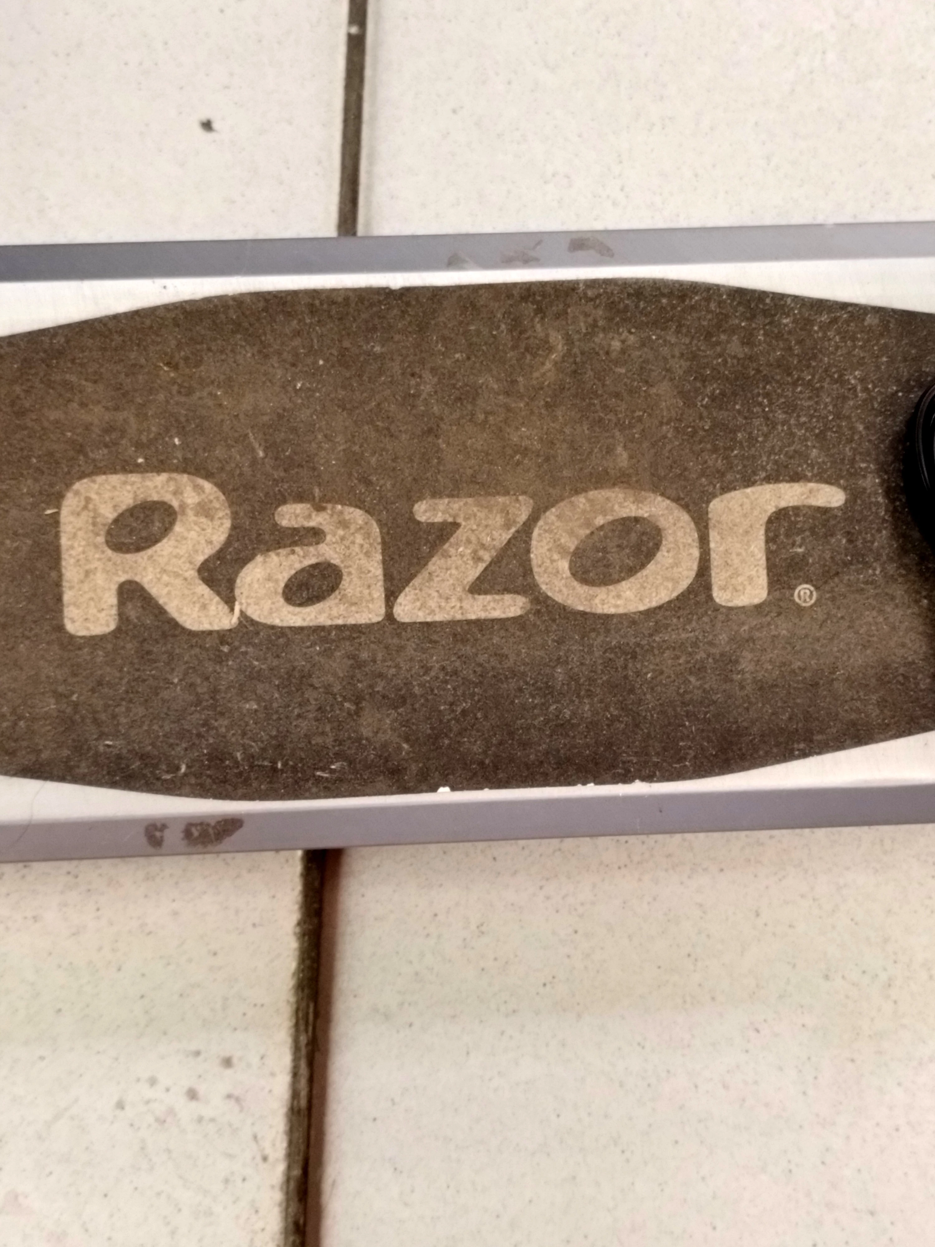 hulajnoga-razor-e-prime-air-250-w-24-kmh-waga-980